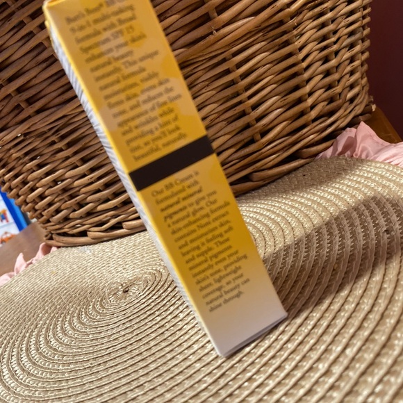 Burt's Bees Light/Med BB Cream with SPF 15 - Picture 5 of 5
